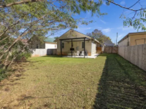 Renovated Bungalow 1 Block from Downtown Seneca! 7 miles from Clemson! Hoteles en Seneca