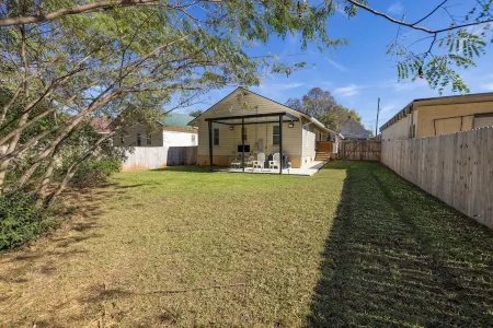 Renovated Bungalow 1 Block from Downtown Seneca! 7 miles from Clemson! Отели рядом с достопримечательностью «Парк округа Юг Ков»