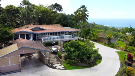 Quiet 3-bedroom house on 2.5 acres w/ocean and town views, 6 beds