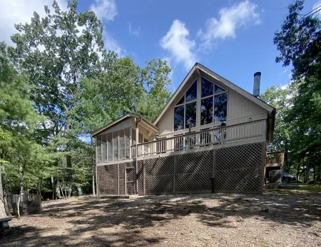 Peaceful Pines, luxury 4-bed, mid-century cabin