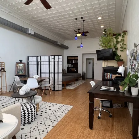 Gorgeous loft in historic building near HPU, restaurants, shops.
