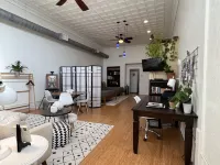 Gorgeous loft in historic building near HPU, restaurants, shops. Hotels in Brownwood