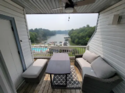 Cozy condo on Smith Mountain Lake