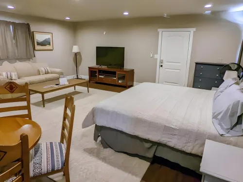 Private Yosemite Lakeview Retreat: Perfect for Groups & Families