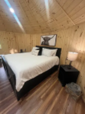 Grain Bin Silo Tiny House with 1 Bedroom, WiFi, AC and Hot Tub in Shelby