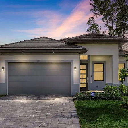 Naples Vibes! Close to the 🏖️! Heated Pool&Spa, Lanai, Grill! Two Kings! Arcade!