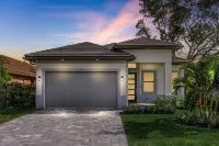 Naples Vibes! Close to the 🏖️! Heated Pool&Spa, Lanai, Grill! Two Kings! Arcade! Hotel a Naples Park