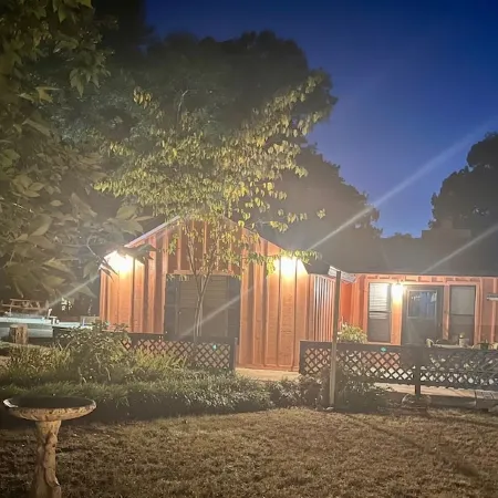 Charming cozy lake cabin, 300 yds from Lake Texoma beach, fishing, boat ramp!