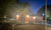 Charming cozy lake cabin, 300 yds from Lake Texoma beach, fishing, boat ramp!