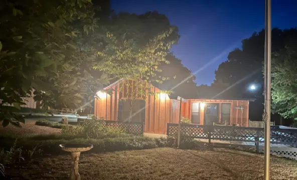 Charming cozy lake cabin, 300 yds from Lake Texoma beach, fishing, boat ramp!