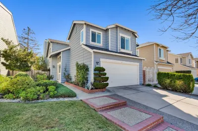 Spacious high ceiling home in Fremont | Private Yard | King Bed Hotels near 42 USA - Nostromo Dorms