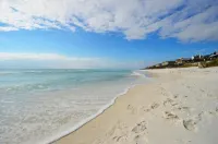 ROMANTIC RETREAT, Great Location, King bed , Wifi, Deeded beach access