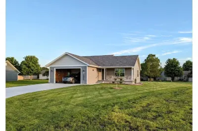 HARVEST COTTAGE Cozy home for family memories in a small town..