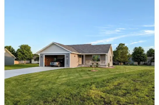 HARVEST COTTAGE Cozy home for family memories in a small town..