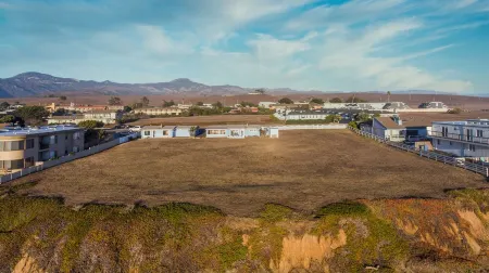 Oceanfront Unicorn Cottage - No Comparable Property Around Отели рядом с достопримечательностью «Парк штата Херст Сан Симеон»