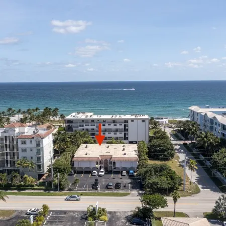 150 steps to BEACH | Private Balcony | Workspace