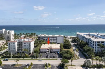 150 steps to BEACH | Private Balcony | Workspace