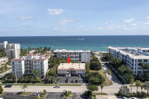 150 steps to BEACH | Private Balcony | Workspace