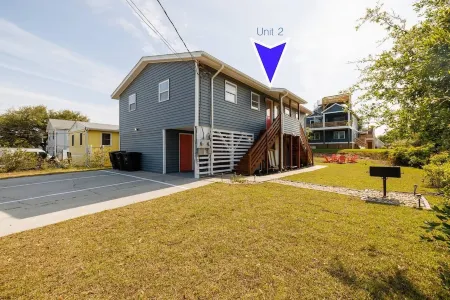 Unit 2-Walk/ Bike to Beach! Bikes Included!