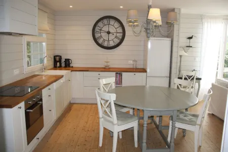 Luxury house in MORGAT with garden, close to the beach Отели рядом с достопримечательностью «Fun Park Crozon»