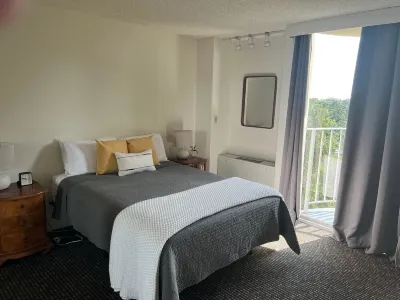 Hilo's Finest 2 bd Condo - Pool, A/C, Views!