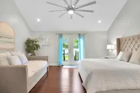 Luxurious large 3bd/2ba Home with Dock with beautiful sunset views