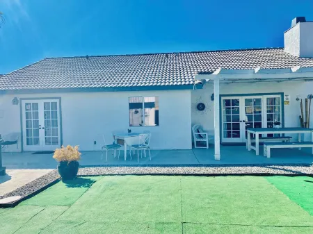 Hot tub jacuzzi,splash water,mini golf,mounting view and popular for hiking area Отели рядом с достопримечательностью «Desert Hot Springs Chamber-Commerce»