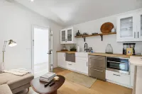 Charming Studio Loft S / Steps to Beach & Dining