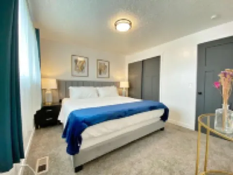 Backyard Mountain View Oasis ~ Sleeps 10 - Chinatown, Downtown