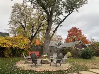 4-bedroom spacious home in the heart of Kalamazoo Seelye Kia of Kalamazoo附近的飯店