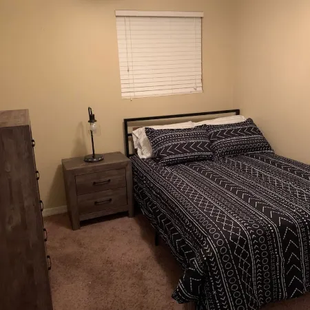 3 Bedroom home with mountain views and private parking . Pet friendly