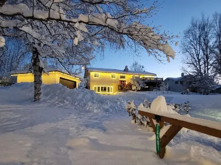 Private suite in an Owner occupied home with views of the Chugach Mountains. Отели рядом с достопримечательностью «Зоопарк Аляска»