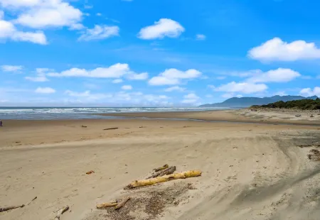 Amazing Oceanfront Views! Steps to the Sand! Rockaway 2Br Condo Nedonna Beach! Отели рядом с достопримечательностью «Jetty Marina»