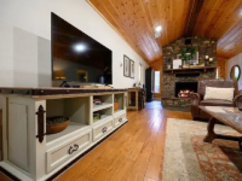 Secluded 4 bedroom farmhouse nestled on 8 acres with large lawn and oak trees. Hotels in Broken Bow