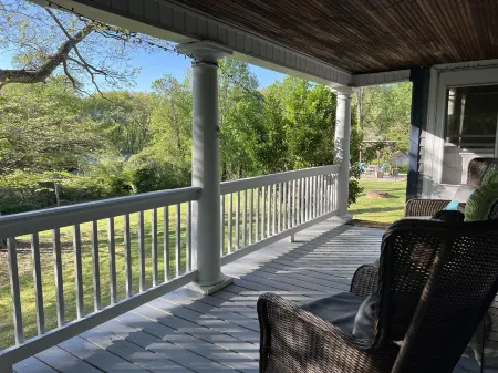 Historic charm in downtown Tryon; 18 Minutes from Tryon Intl Equestrian Center Отели в г. Трион