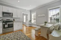 Island Luxury and Location! Walk to downtown...Nights of Lights