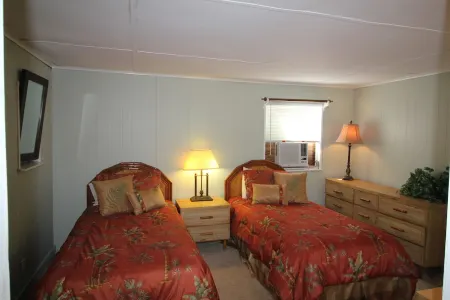 Family fishing cottage on the Indian River Lagoon w/250 ft dock and Ocean 2 mil Отели в г. Сейнт Луси