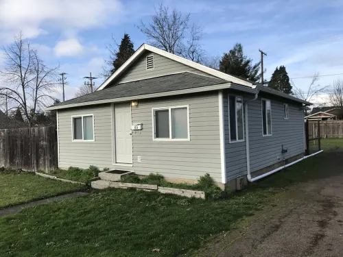 Home in Springfield with large yard and driveway