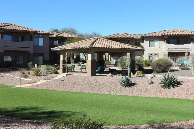 Cozy ground level resort style condo, w/ heated pool/hot tub, gym and discounts!