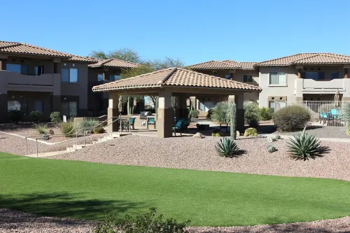 Cozy ground level resort style condo, w/ heated pool/hot tub, gym and discounts!