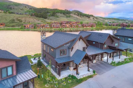 WATERFRONT- Mountain Modern Retreat-Private Hot Tub and Epic Views