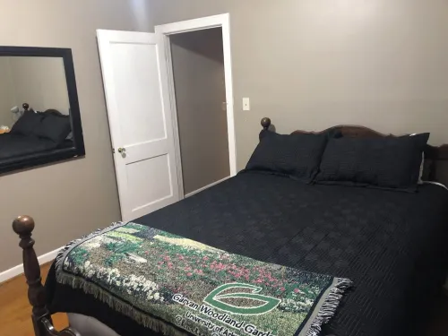 Cozy cottage in the park -yet close to the  action