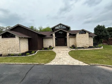 Charming 3-bedroom lake front house in fabulous Granbury with WiFi,  AC, Dock