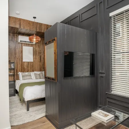 Sleek & Cozy 1st Flr Flat- Walk to Brown & Wayland