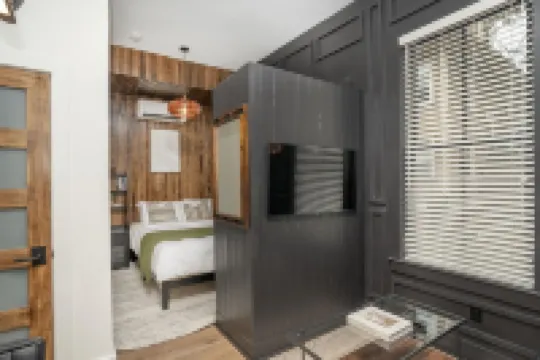 Sleek & Cozy 1st Flr Flat- Walk to Brown & Wayland فنادق في 