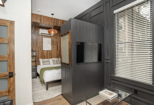 Sleek & Cozy 1st Flr Flat- Walk to Brown & Wayland