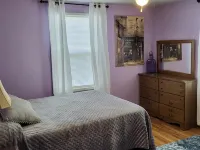 Park Place-Quaint home nestled between parks and lakes Hotels in Olney