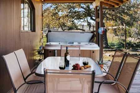 Casita Refugio- Hot Tub, Fire Pit, Views, King Bed...near wineries and breweries