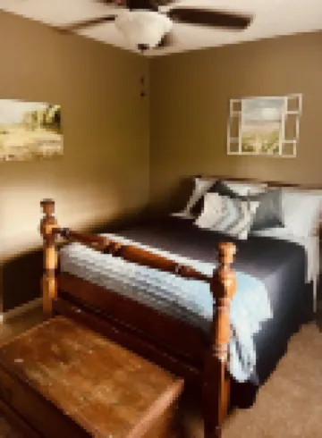 10 minutes to Lake Fork boat ramp, cozy 2 bedroom 1 bath with boat parking