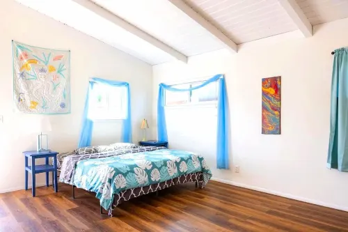 Short walk to beach, 4 br, 2 bath, private house! Across street from park & pond 오셔노 호텔